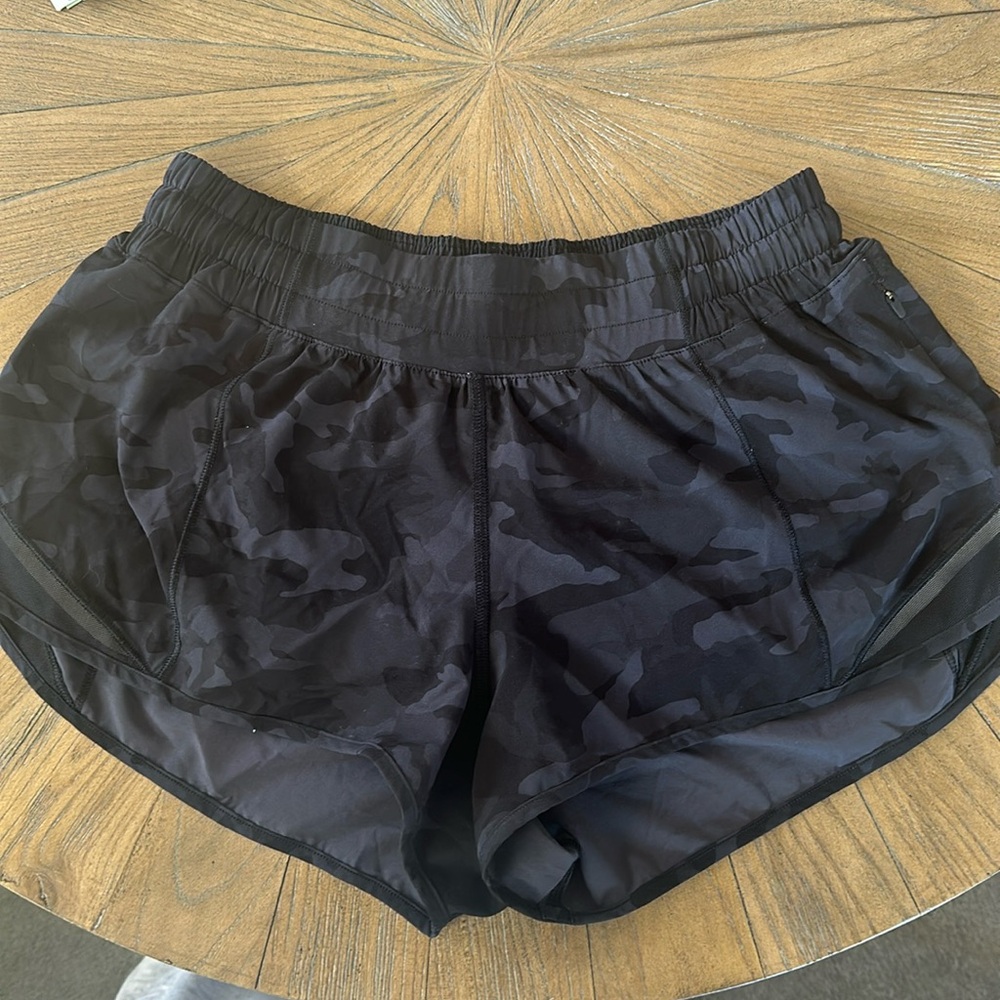 lululemon 2.5 shorts (camo)